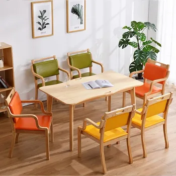 Yaşlı bakım evleri, yaşlı apartman mobilyaları, yaşlı masalar ve sandalyeler için yaşlanan masif ahşap yemek masaları ve sandalyeler için uygundur.