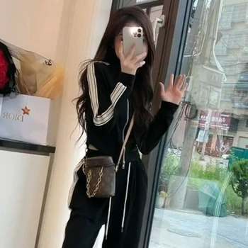 Yüksek Sokak Rahat 2 parça kadın Eşofman 2023 Yeni Kore moda elbise Kadın Siyah Beyaz Kısa Ceketler + sweatpants Etek Seti